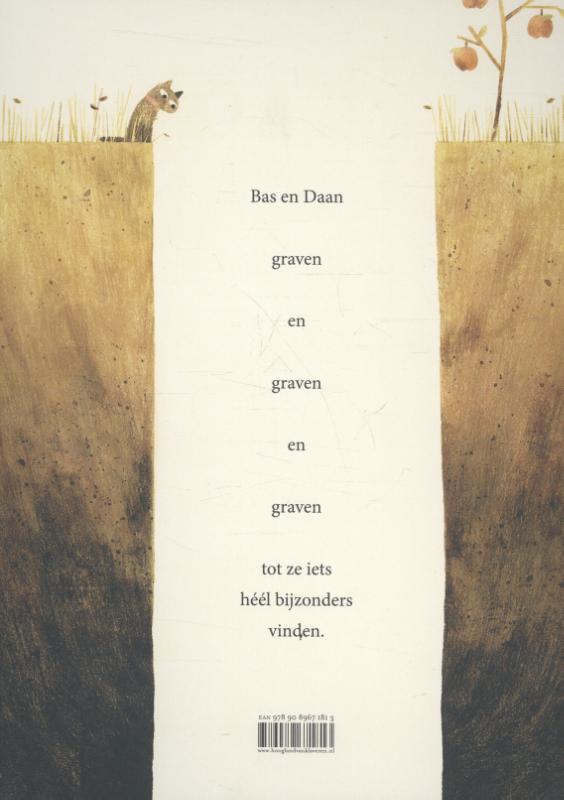Achterkant van Bas en Daan graven een gat