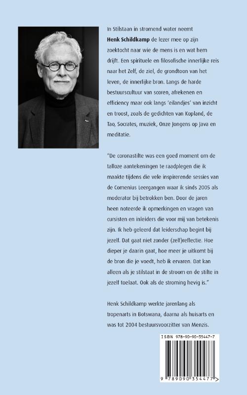 Achterkant van Stilstaan In Stromend Water