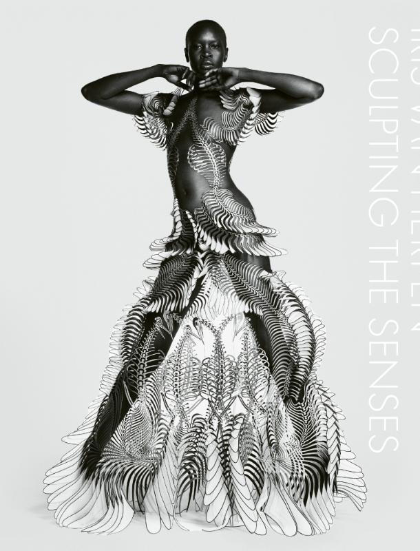 Achterkant van Iris van Herpen