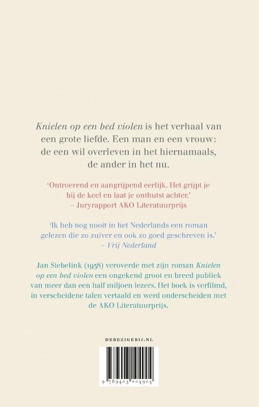 Achterkant van Knielen op een bed violen