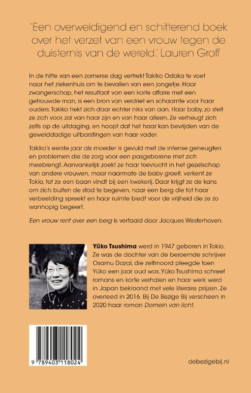 Achterkant van Een vrouw rent over een berg