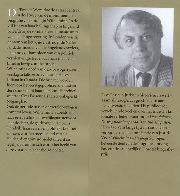 Achterkant van Krijgshaftig in een vormeloze jas