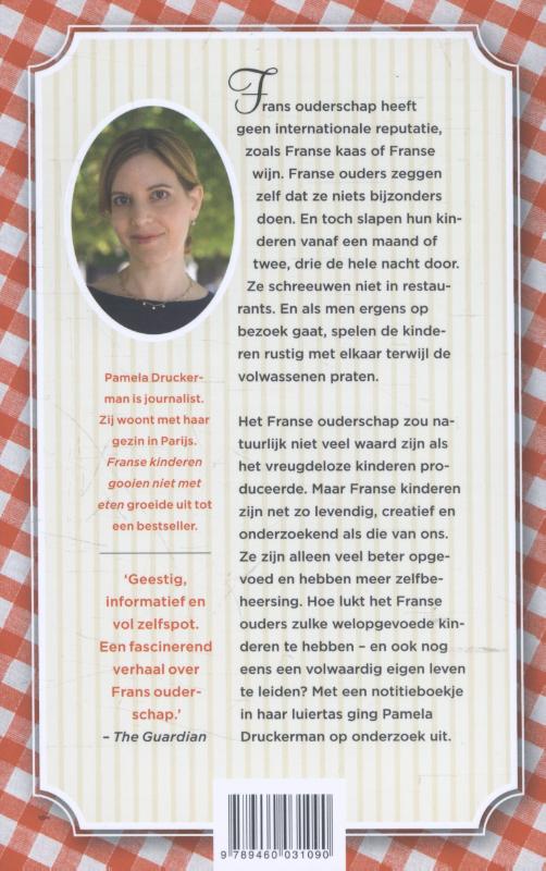 Achterkant van Franse kinderen gooien niet met eten