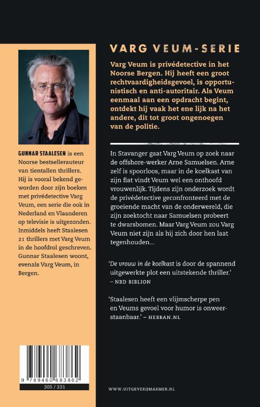 Achterkant van De vrouw in de koelkast