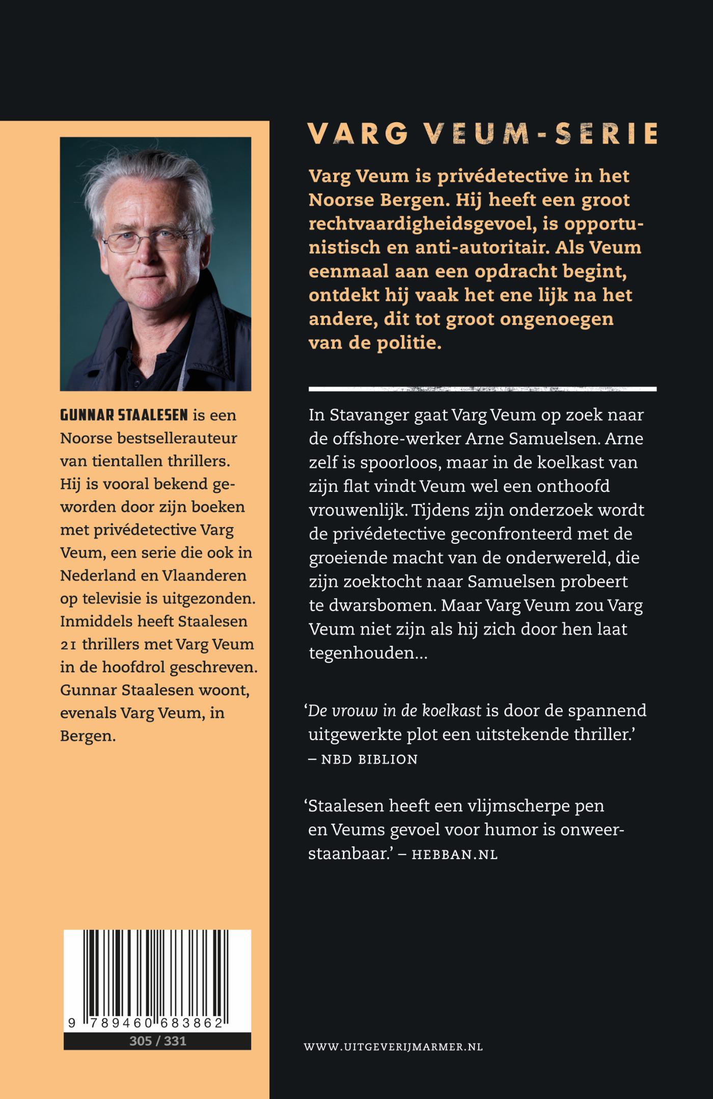 Achterkant van De vrouw in de koelkast