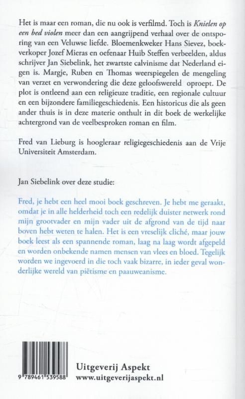 Achterkant van Jan Siebelink en de geschiedenis achter knielen op een bed violen