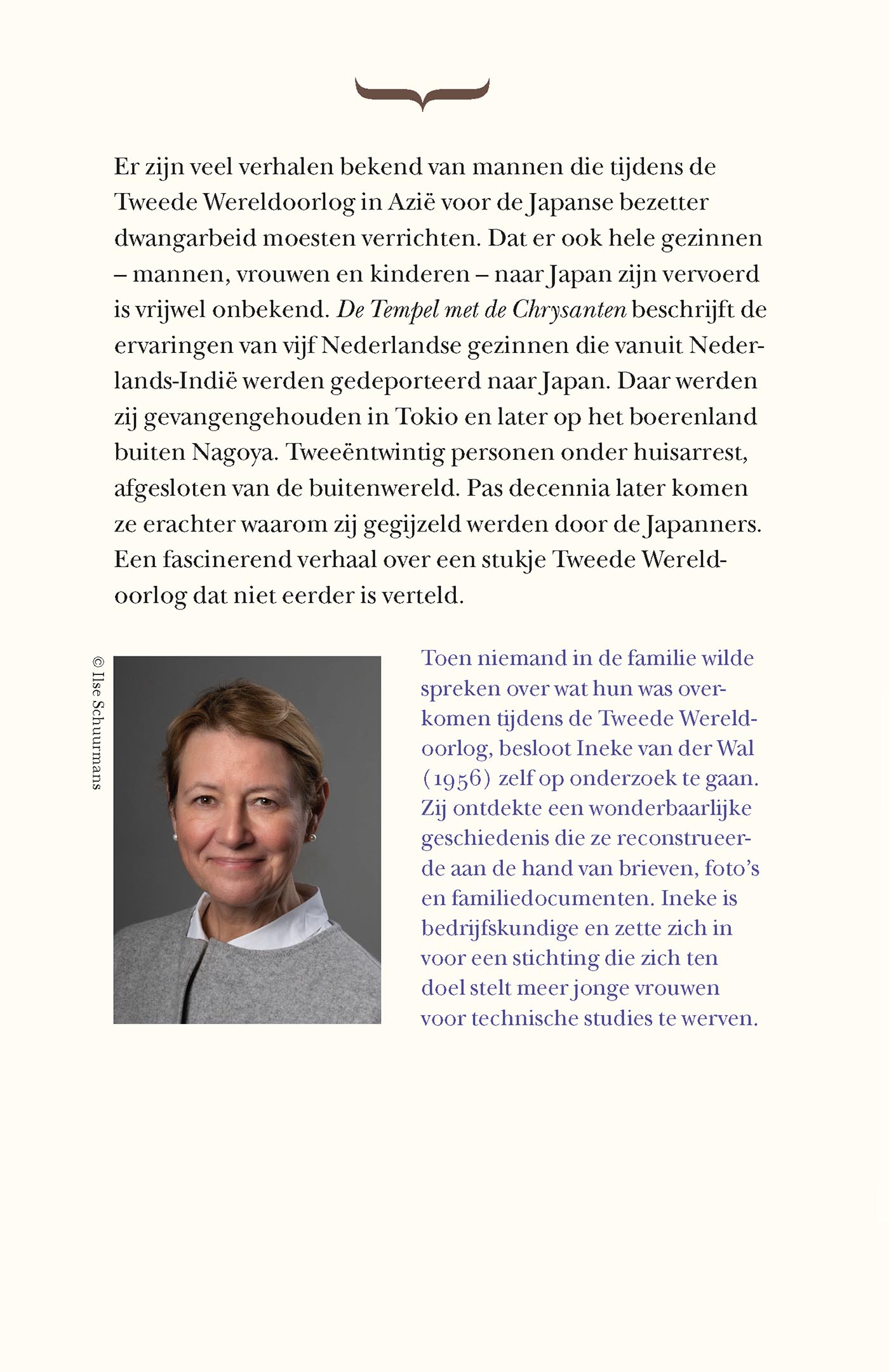 Achterkant van De tempel met de chrysanten