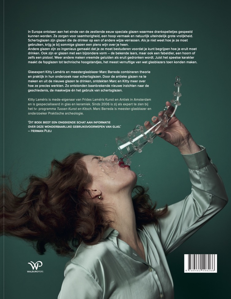 Achterkant van Schertsglazen