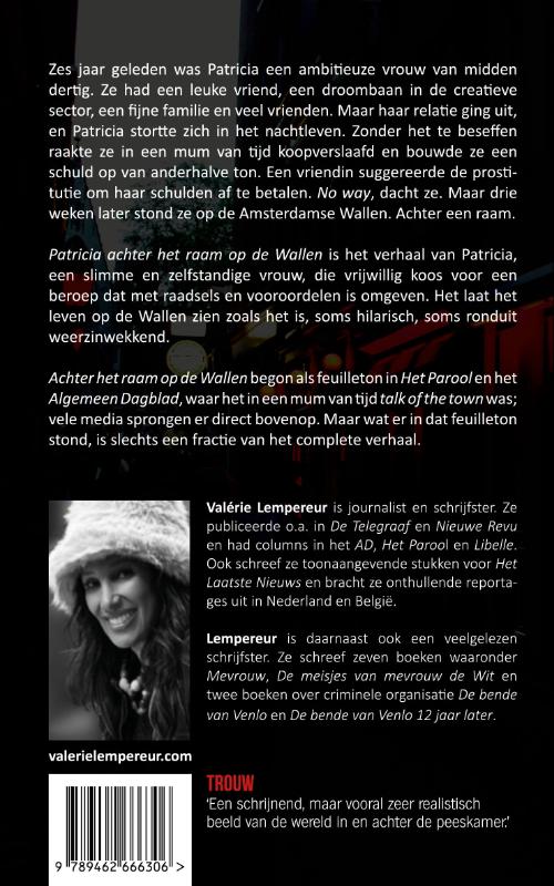 Achterkant van Patricia achter het raam op de Wallen