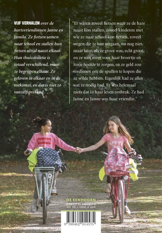 Achterkant van Janne & Jamila samen op de fiets