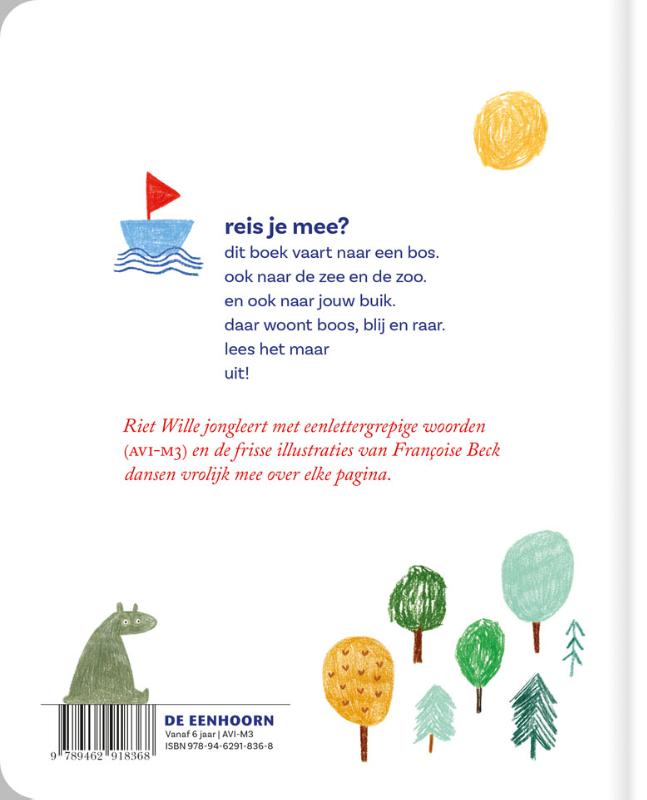 Achterkant van Een boot vaart naar het bos