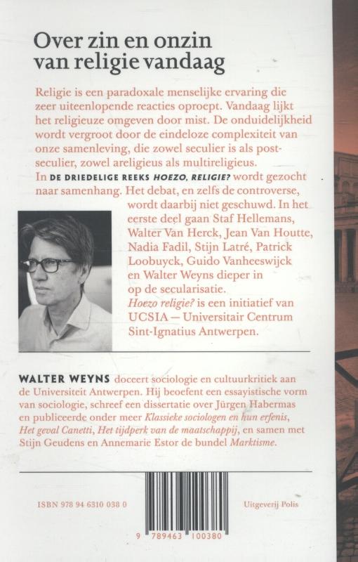 Achterkant van Gedoofde kaarsen en uitslaande vlammen