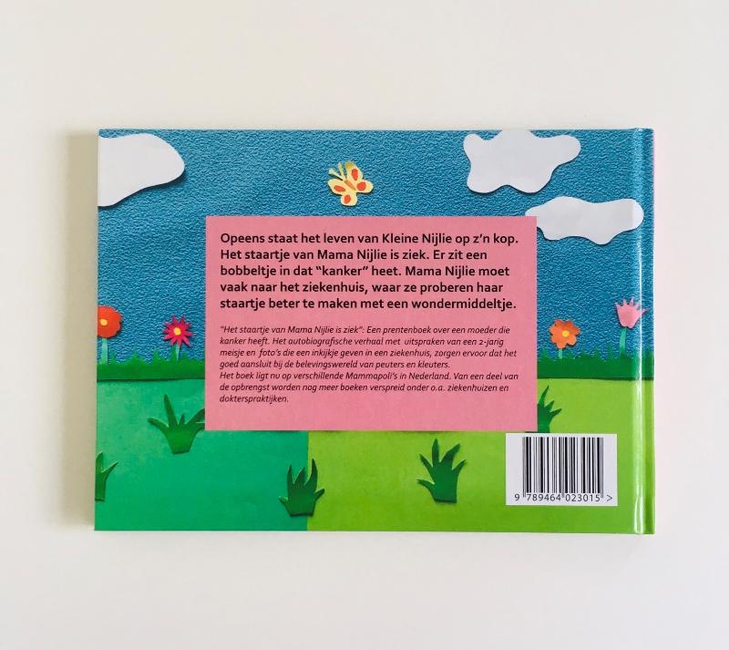 Achterkant van Het staartje van Mama Nijlie is ziek