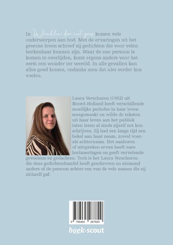 Achterkant van Wandelen door nat gras
