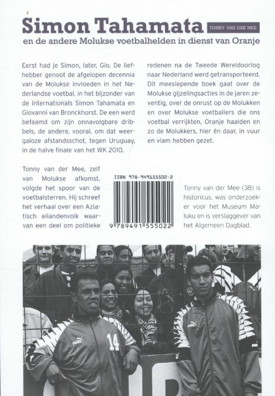 Achterkant van Simon Tahamata