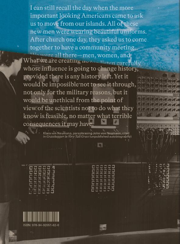 Achterkant van Klara and the Bomb