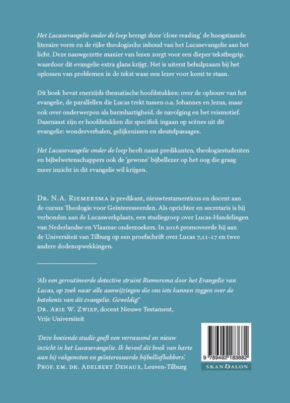 Achterkant van Het Lucasevangelie onder de loep