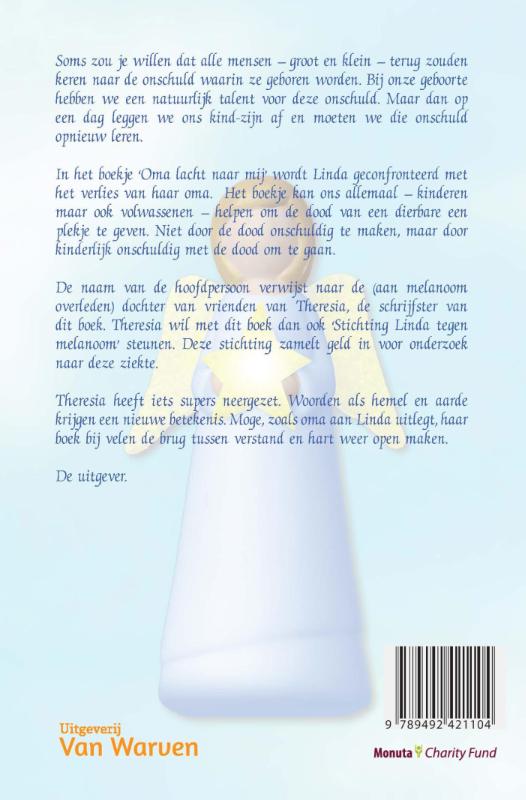 Achterkant van Oma lacht naar mij