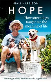 Omslag van Hope-How Street Dogs Taught Me the Meaning of Life Featuring Rodney, Mcmuffin and King Whacker