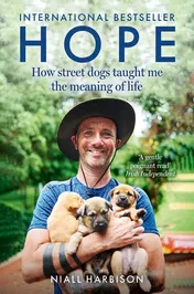 Omslag van Hope - How Street Dogs Taught Me the Meaning of Life: Featuring Rodney, Mcmuffin and King Whacker