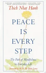Omslag van Peace Is Every Step The Path of Mindfulness in Everyday Life