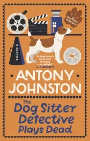 Omslag van The Dog Sitter Detective Plays Dead The Tail-Wagging Cosy Crime Series
