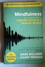 Omslag van Mindfulness A Practical Guide to Peace in a Frantic World (includes Free CD with Guided Meditations)