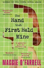 Omslag van The Hand That First Held Mine The Award-Winning Sunday Times Bestseller from the Author of Hamnet