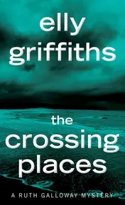 Omslag van The Crossing Places The First Ruth Galloway Mystery