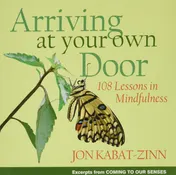 Omslag van Arriving at Your Own Door 108 Lessons in Mindfulness