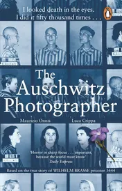 Omslag van The Auschwitz Photographer Based on the true story of Wilhelm Brasse prisoner 3444