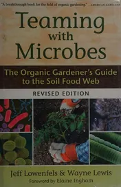 Omslag van Teaming with Microbes The Organic Gardener's Guide to the Soil Food Web