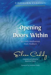 Omslag van Opening Doors Within 365 Daily Meditations from Findhorn