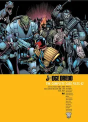 Omslag van Judge Dredd: The Complete Case Files 42