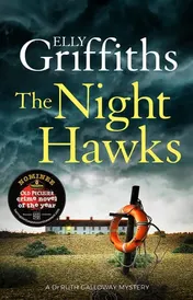 Omslag van The Night Hawk Dr Ruth Galloway Mysteries 13