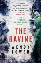 Omslag van The Ravine A Family, a Photograph, a Holocaust Massacre Revealed