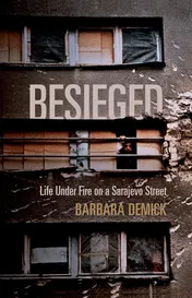 Omslag van Besieged Life Under Fire on a Sarajevo Street