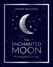Omslag van The Enchanted Moon The Ultimate Book of Lunar Magic