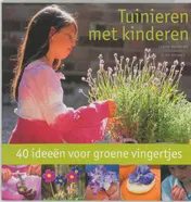 Omslag van Tuinieren met kinderen