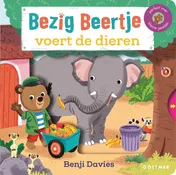 Omslag van Bezig Beertje voert de dieren