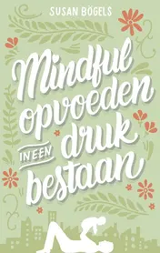Omslag van Mindful opvoeden in een druk bestaan