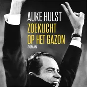 Omslag van Zoeklicht op het gazon