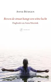 Omslag van Boven de straat hangt een witte lucht