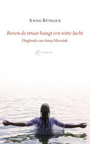 Omslag van Boven de straat hangt een witte lucht