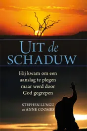 Omslag van Uit de schaduw