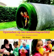 Omslag van Opvoeden op het kinderdagverblijf