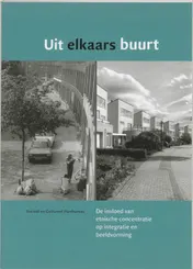 Omslag van Uit elkaars buurt