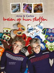 Omslag van Arne en Carlos breien op hun sloffen