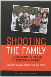 Omslag van Shooting the Family