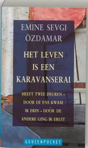 Omslag van Het leven is een karavanserai, heeft twee deuren, door de ene kwam ik erin, door de andere ging ik eruit